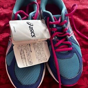 Woman's Lace up Sneaker, Brand new with tags.